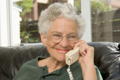 Devenir bénévole Accompagner des personnes âgées seules par téléphone chez  Au bout du fil