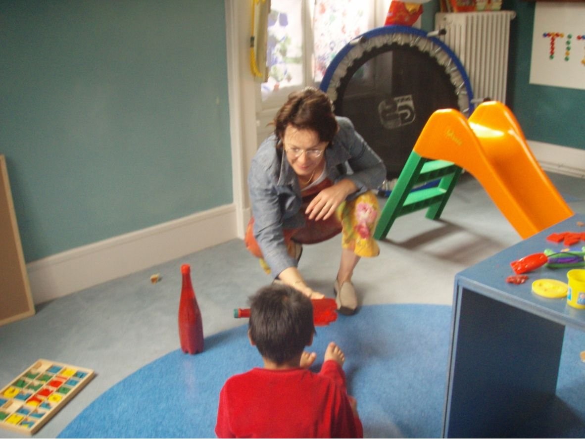 Devenir bénévole Faire jouer un enfant autiste 1h30 par semaine dans sa  salle de jeu à Courbevoie 92 chez Autisme espoir vers l'école