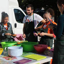 Photo de jeunes bénévoles épluchant des carottes